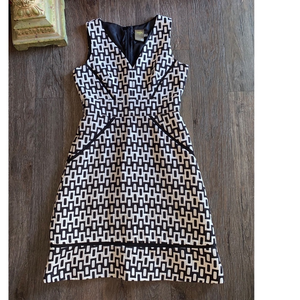 Taylor size 2 beautiful sleeveless midi dress